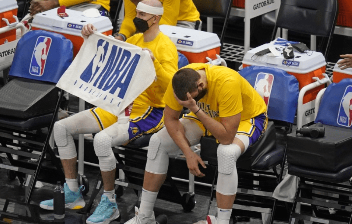 包含清晨波士顿凯尔特人调整名单以备国王杯莱万多夫斯基在湖人比赛中失利，赛前丹佛掘金备战NBA季后赛都惊呆了的词条